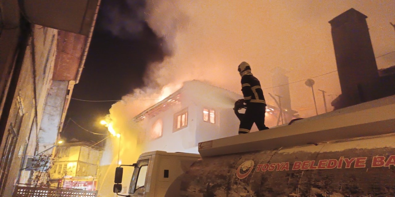 Kastamonu'da çıkan yangında tarihi hamam kullanılamaz hale geldi