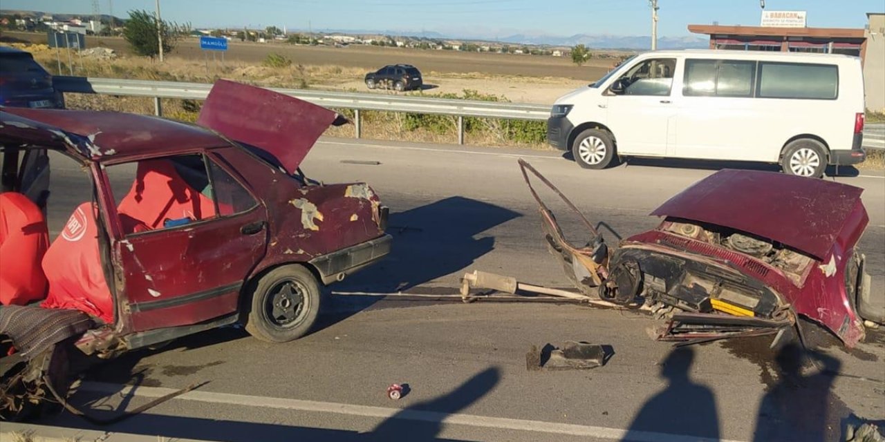 Adana'da iki aracın çarpıştığı kazada 4 kişi yaraladı