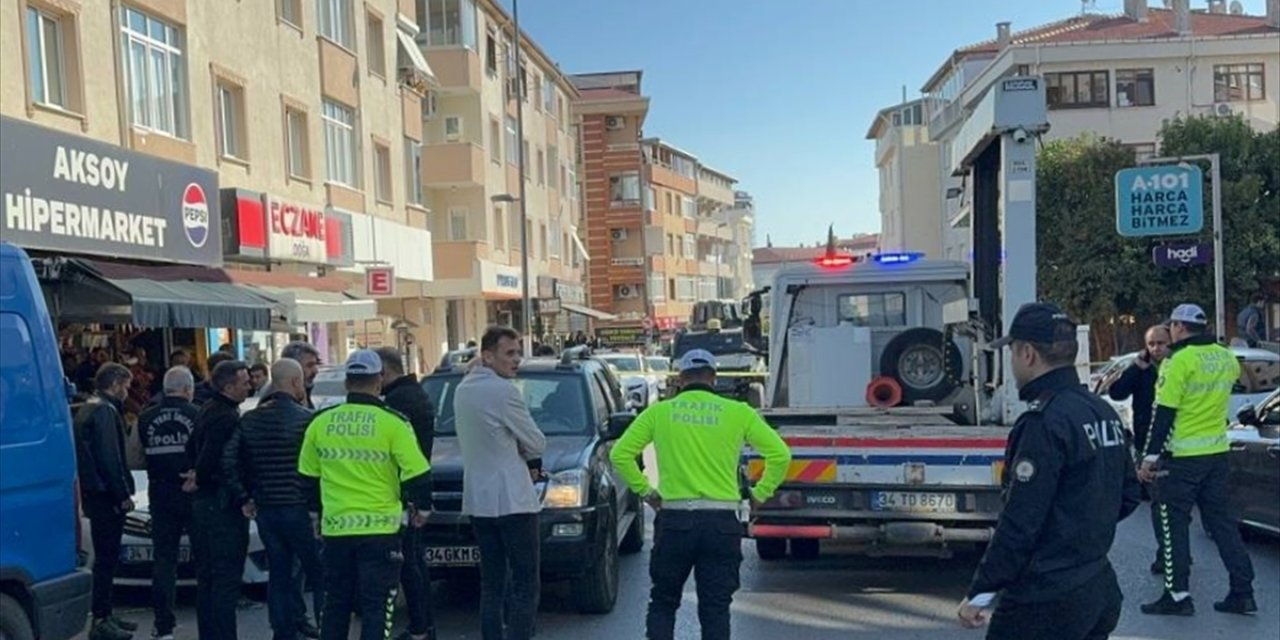 Üsküdar'da polis memuruna çekiçle saldıran şüpheli ile oğlu silahla yaralandı