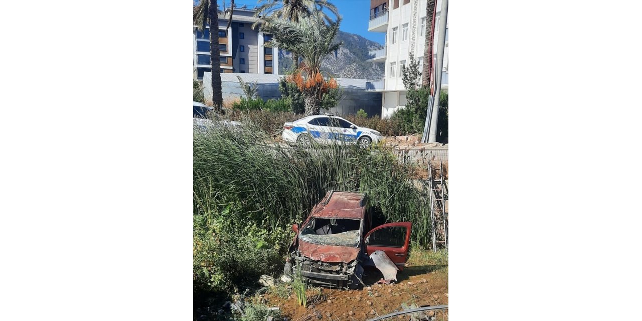 Mersin'de dereye düşen otomobilin sürücü yaralandı