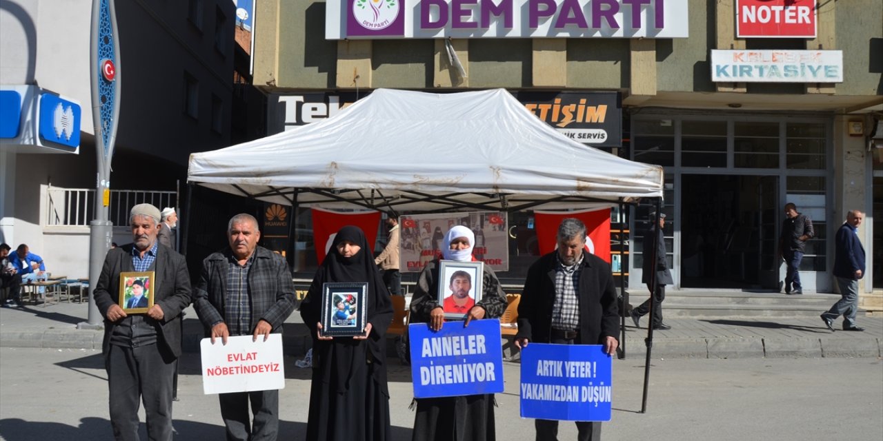 Muşlu aileler evlatlarına kavuşmak için DEM Parti binası önündeki eylemlerini sürdürdü