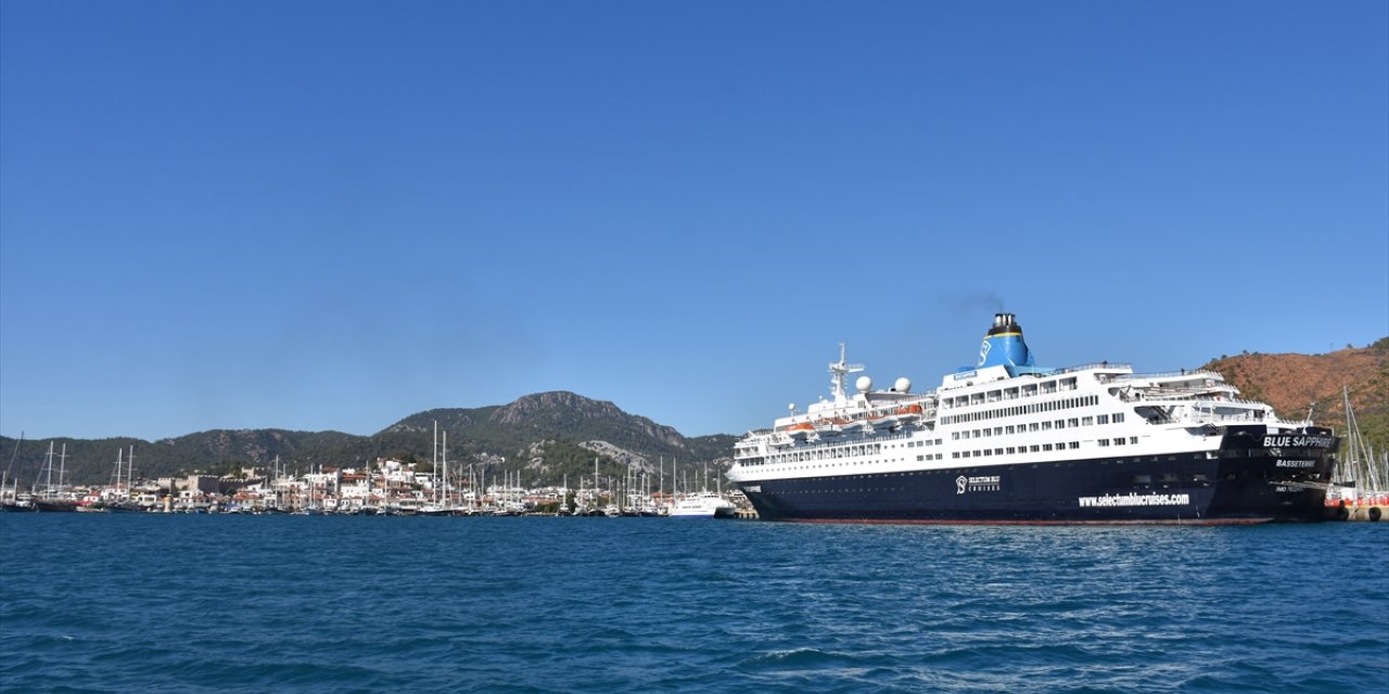 Yolcu gemisi "Blue Sapphire" tur hazırlığı için Marmaris'te