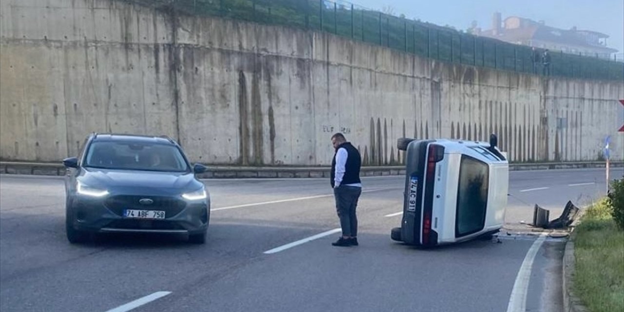 Bartın'da elektrik direğine çarpan otomobilin sürücüsü yaralandı