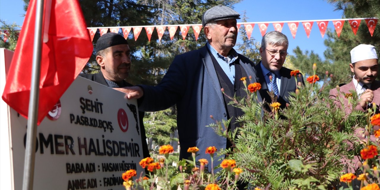 15 Temmuz Derneği üyelerinden şehit Ömer Halisdemir'in kabrine ziyaret