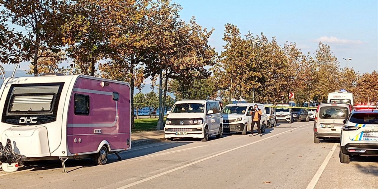 Kocaeli'de bir kişi minibüste silahla vurulmuş halde ölü bulundu