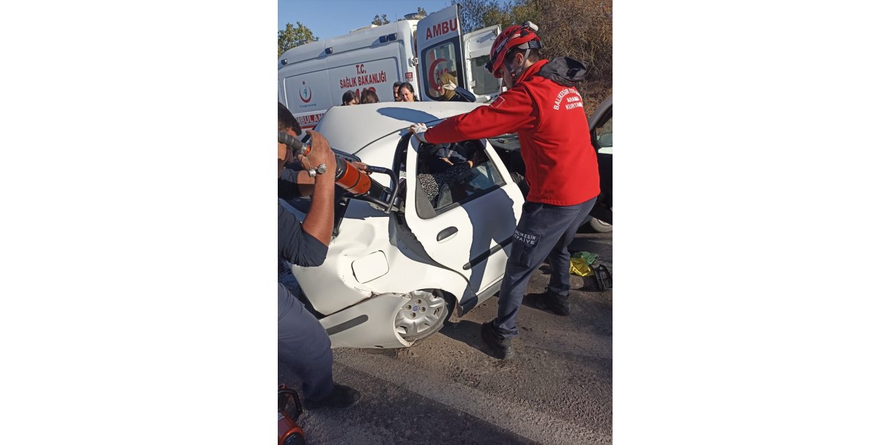 Manisa’da iki otomobilin çarpışması sonucu 1 kişi öldü 3 kişi yaralandı