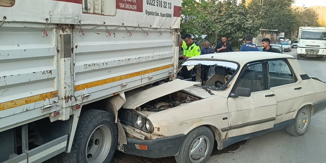 Adana'da park halindeki kamyonete çarpan otomobildeki 3 kişi yaralandı