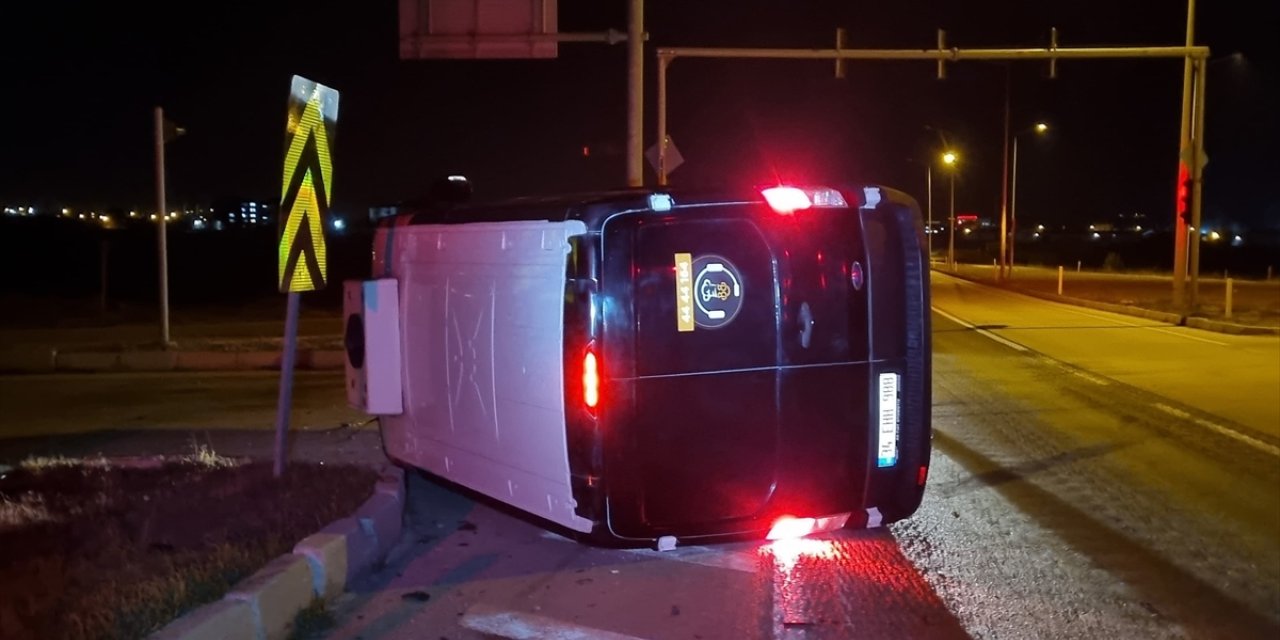 Çorum'da hafif ticari araç ile cipin çarpışması sonucu 3 kişi yaralandı