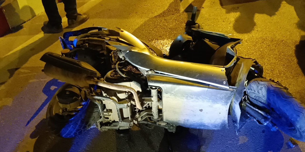 Adana'da otomobille çarpışan motosikletteki anne ve oğlu yaralandı