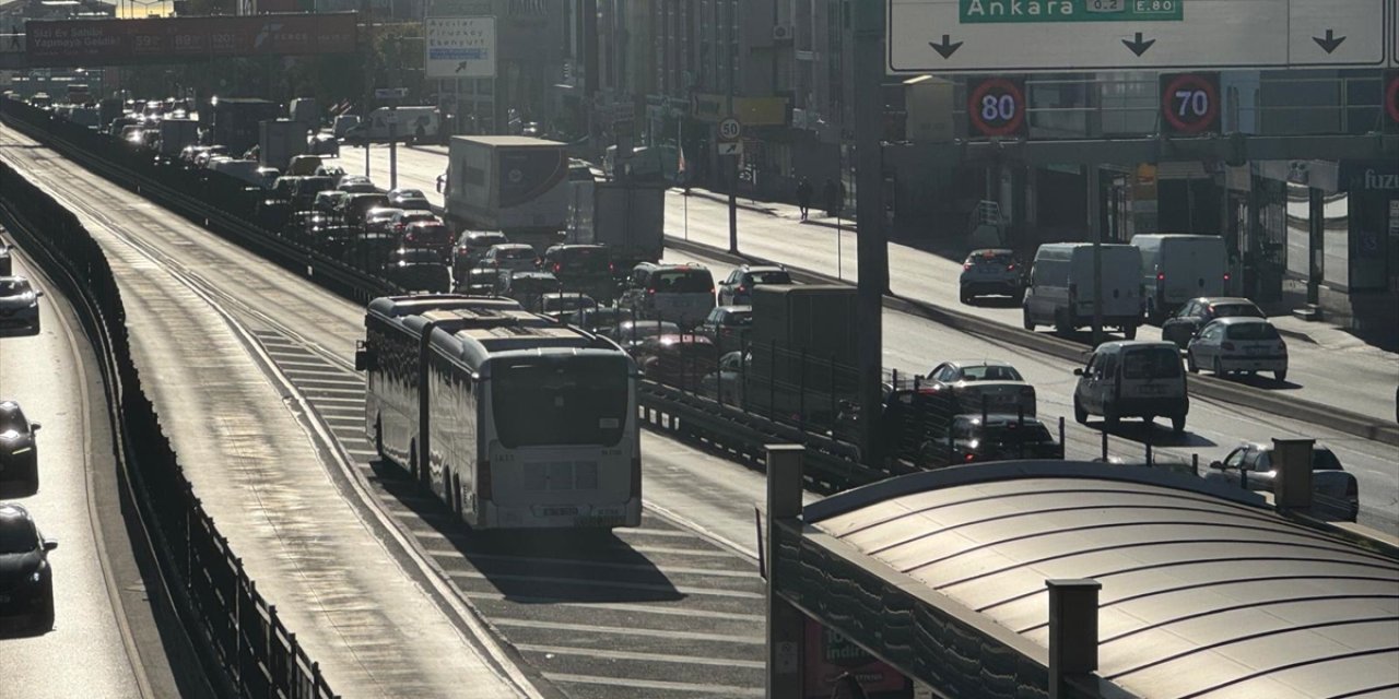 Avcılar'da metrobüsün motorunda çıkan yangın söndürüldü