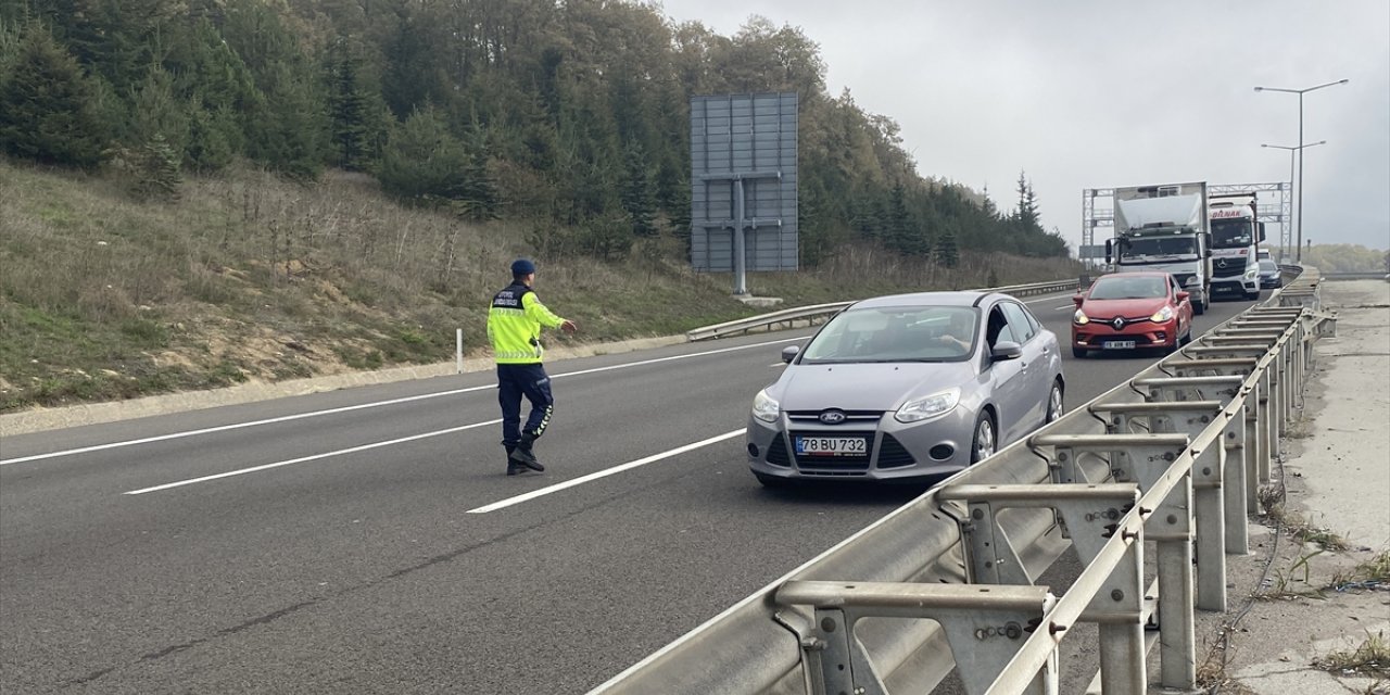 Bolu'da tanker ile otomobilin çarpıştığı kazada sürücüler yaralandı