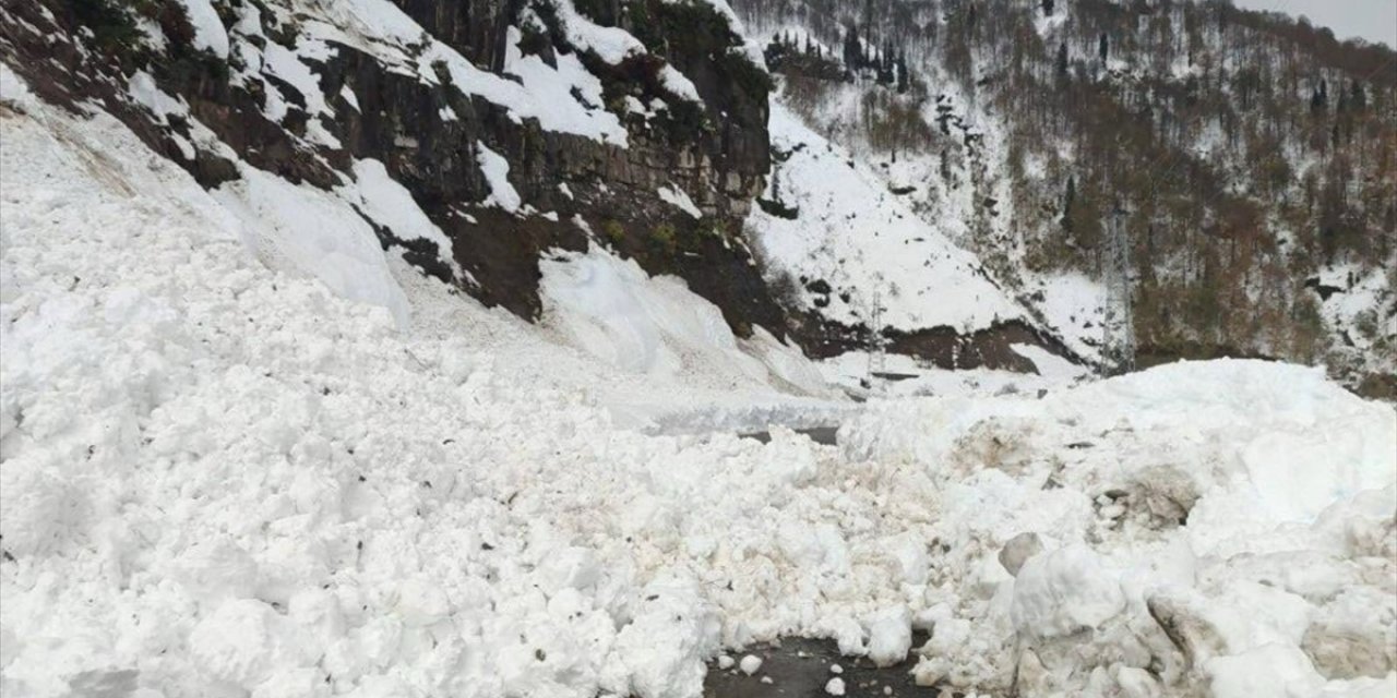 Artvin'de çığ nedeniyle 6 köy yolu ulaşıma kapandı