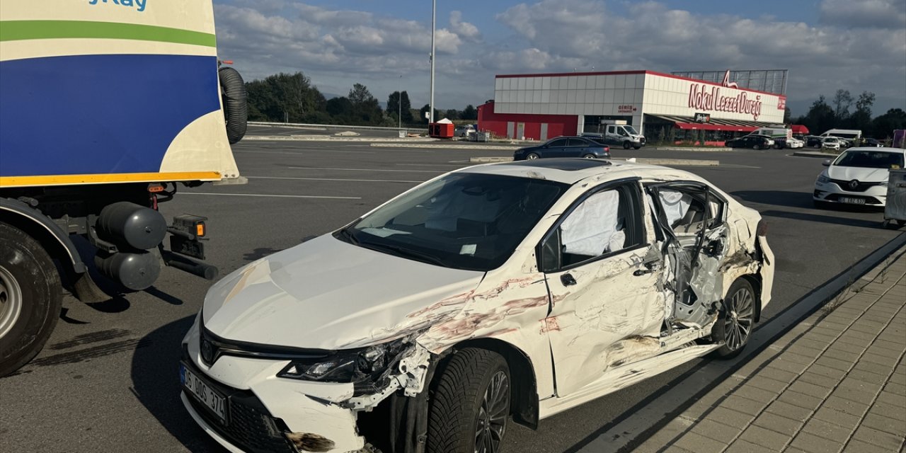 Kuzey Marmara Otoyolu'nda iki otomobilin çarpıştığı kazada 4 kişi yaralandı