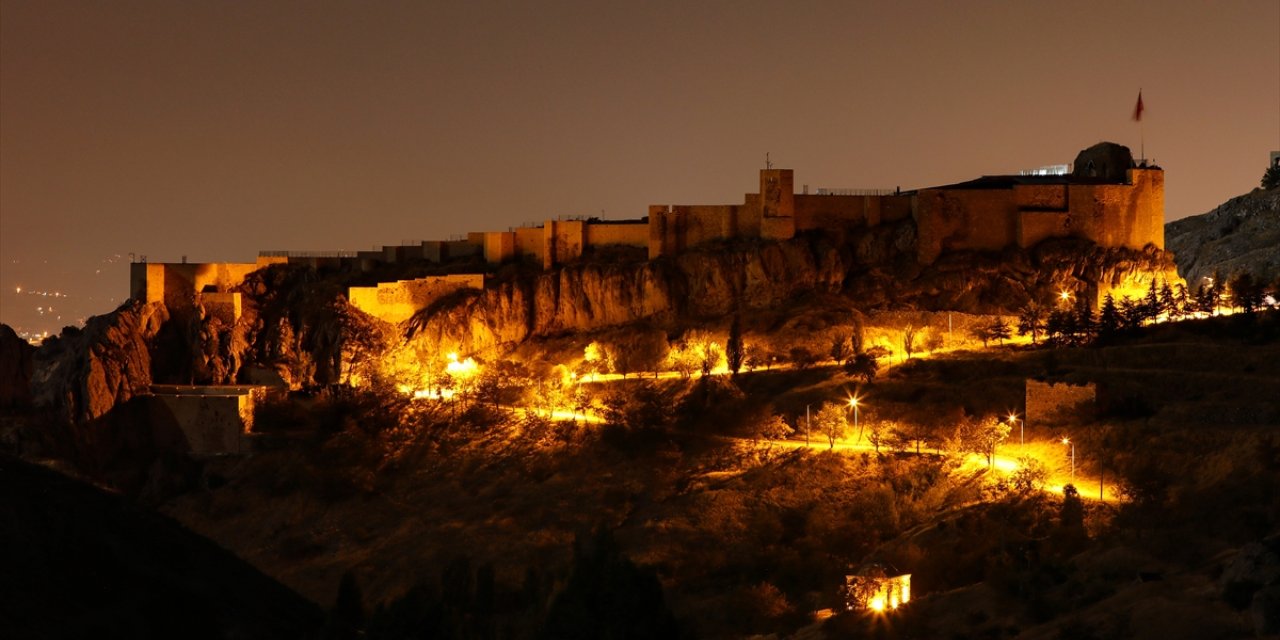 Elazığ'ın tarihi Harput Mahallesi gece görüntülendi