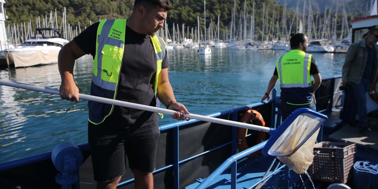 Marmaris Körfezi'nde deniz yüzeyinde biriken atıklar toplandı