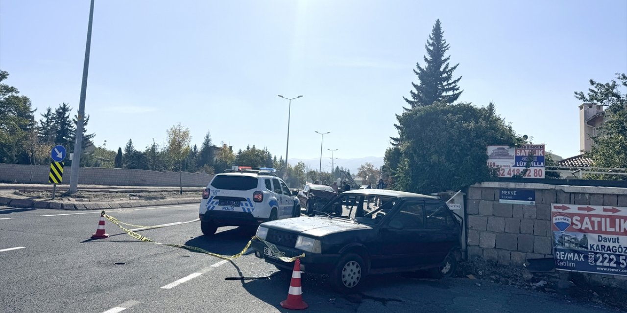 Kayseri'de iki otomobil çarpıştı, 1 kişi öldü, 3 kişi yaralandı