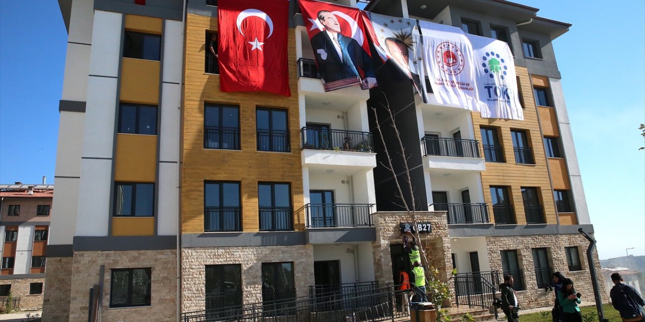 Hatay'da depremzedeler yeni konutlarına yerleşiyor