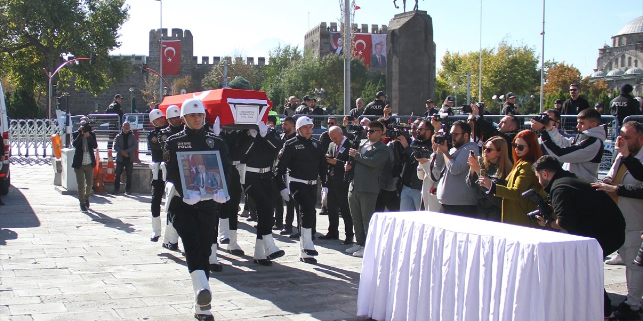 Eski Bakan Sabahattin Çakmakoğlu'nun cenazesi memleketi Kayseri'de defnedildi