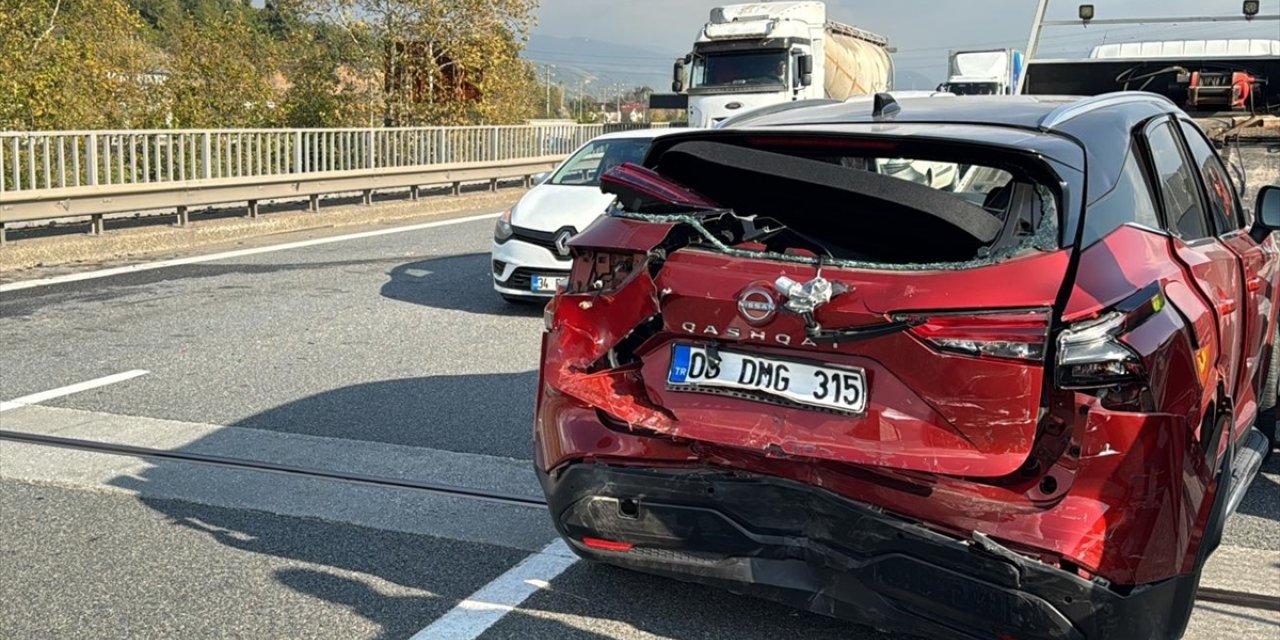 Anadolu Otoyolu'nun Düzce kesiminde zincirleme trafik kazasında 4 kişi yaralandı