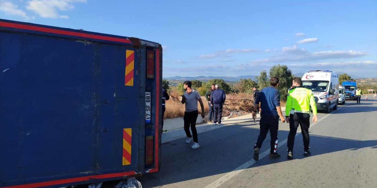 Çanakkale'de şarampole devrilen kamyondaki 2 kişi yaralandı