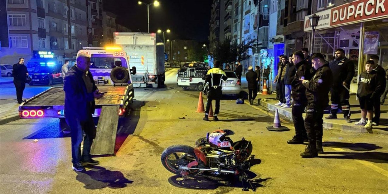 Kırıkkale'de kamyona çarpan motosikletteki 2 kişi yaralandı