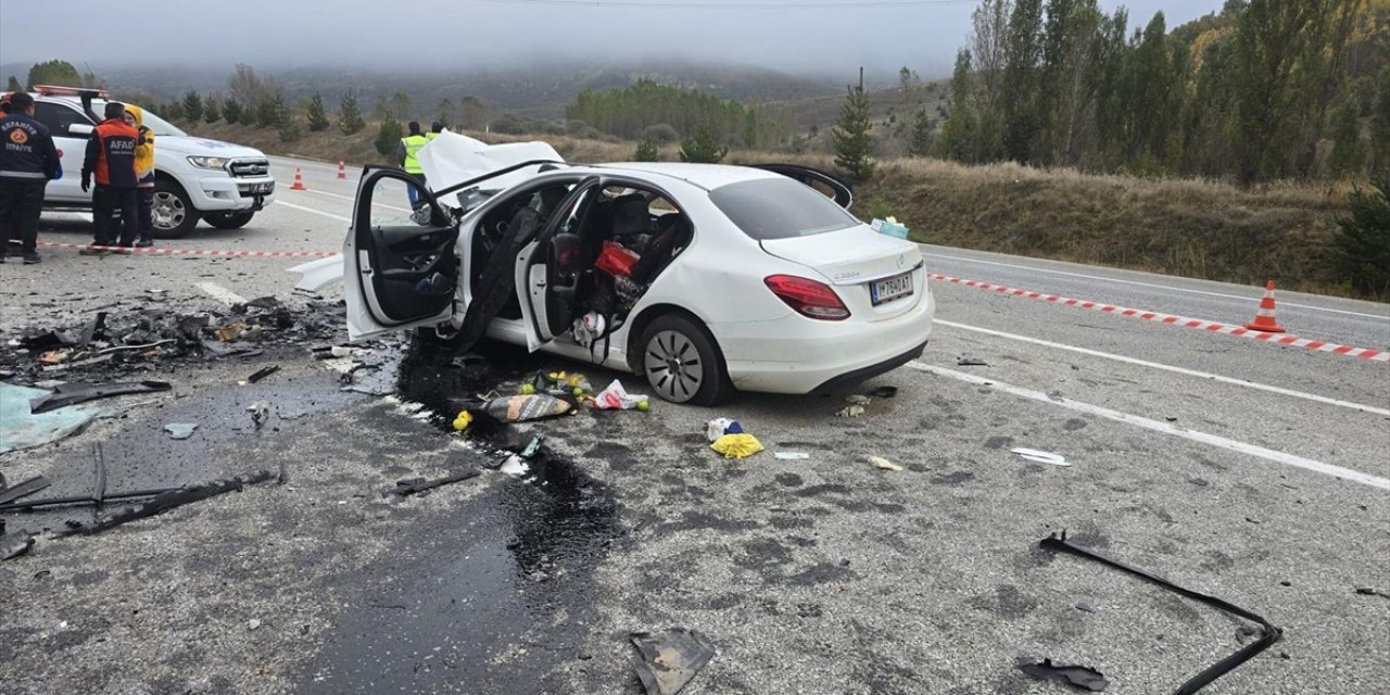 Erzincan'da iki otomobil çarpıştı, 5 kişi öldü