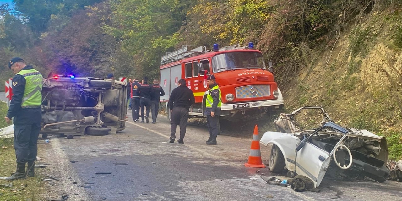 Sinop'ta iki otomobilin çarpışıp birinin ikiye bölündüğü kazada 3 kişi yaralandı