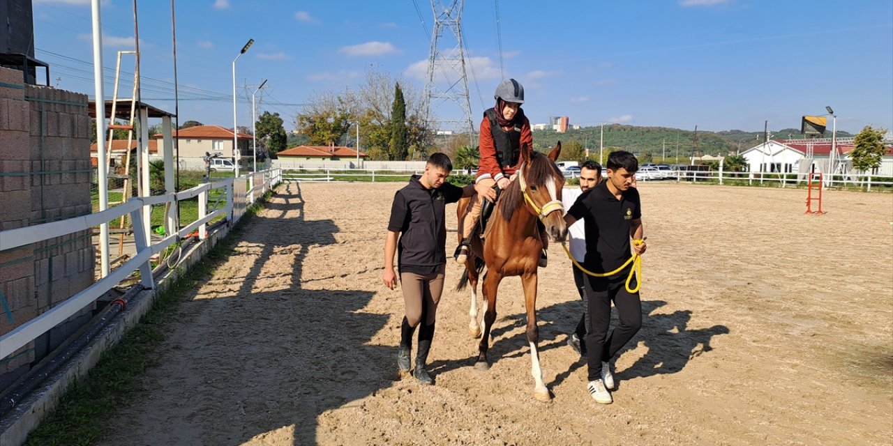 Sakarya'da "özel" bireyler atlı terapiyle hayata bağlanıyor