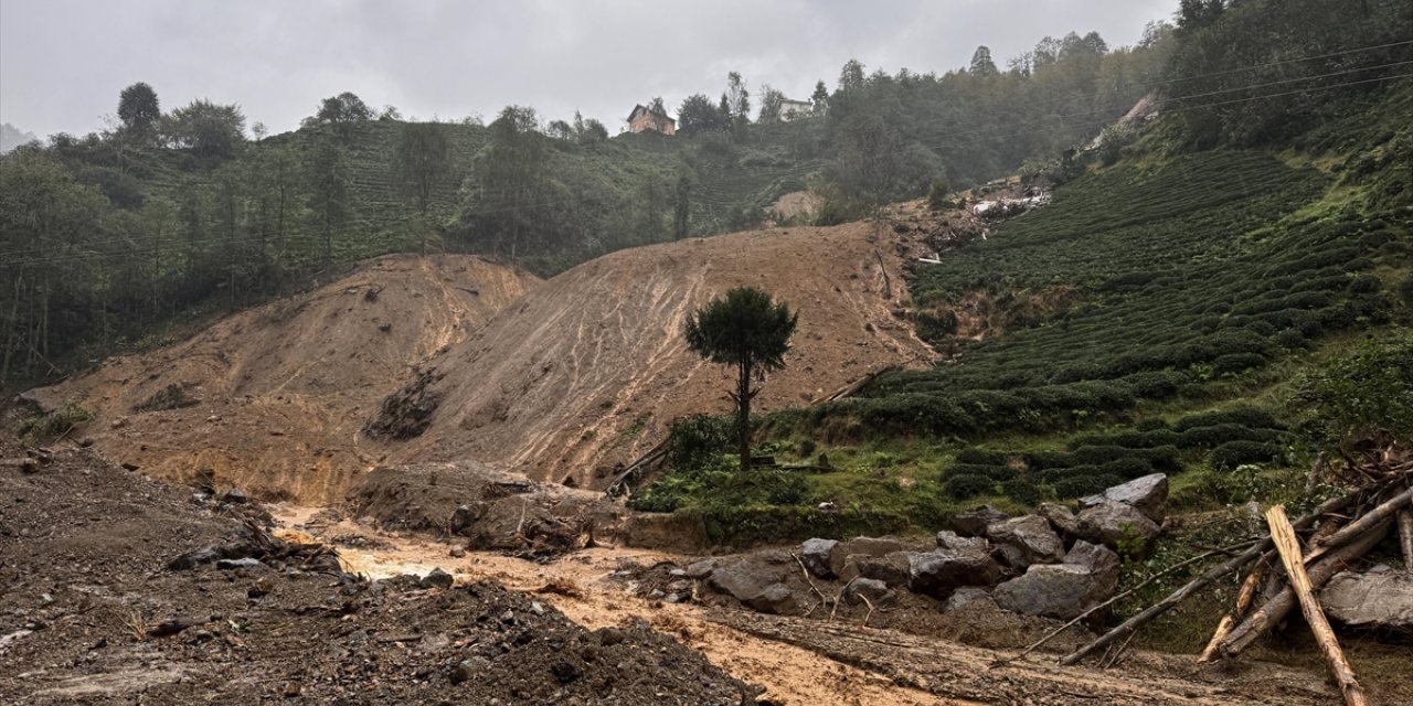 Rize'de sağanak hayatı olumsuz etkiledi