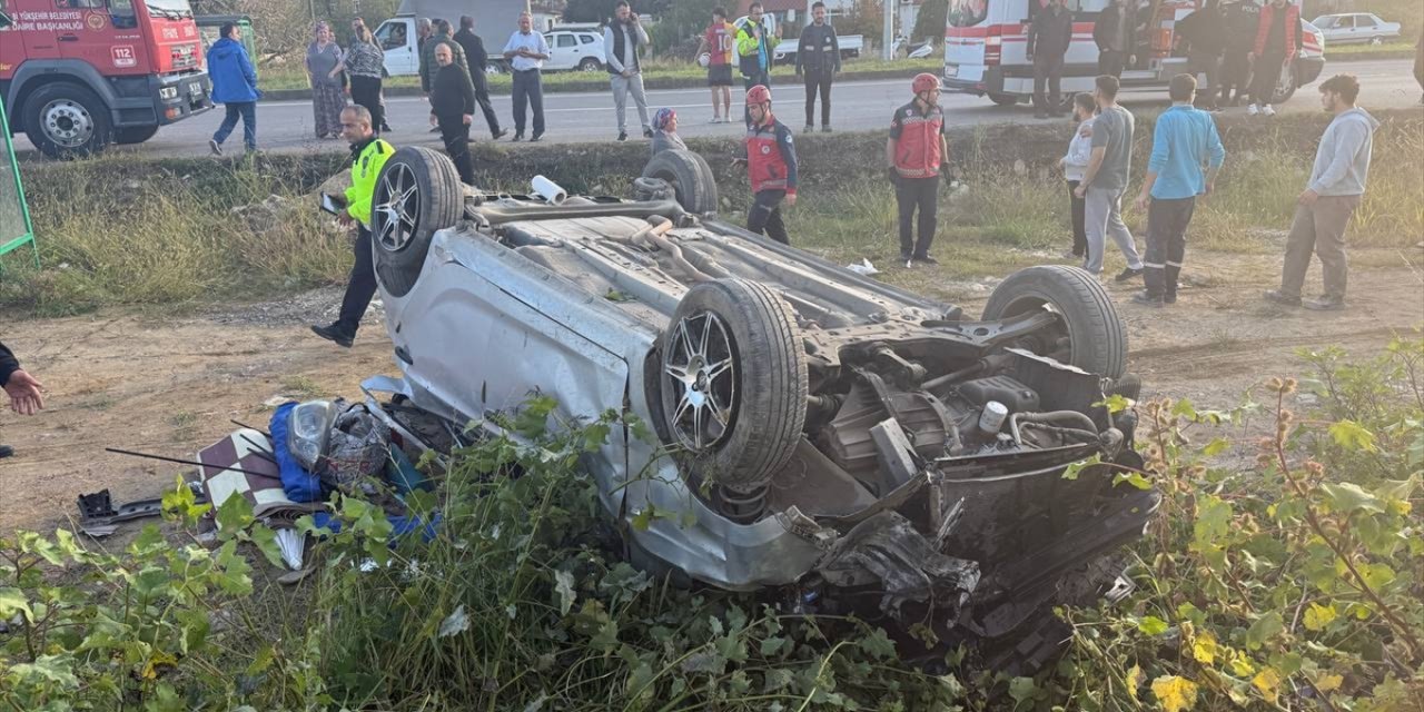 Sakarya'da takla atan otomobildeki 3 kişi yaralandı