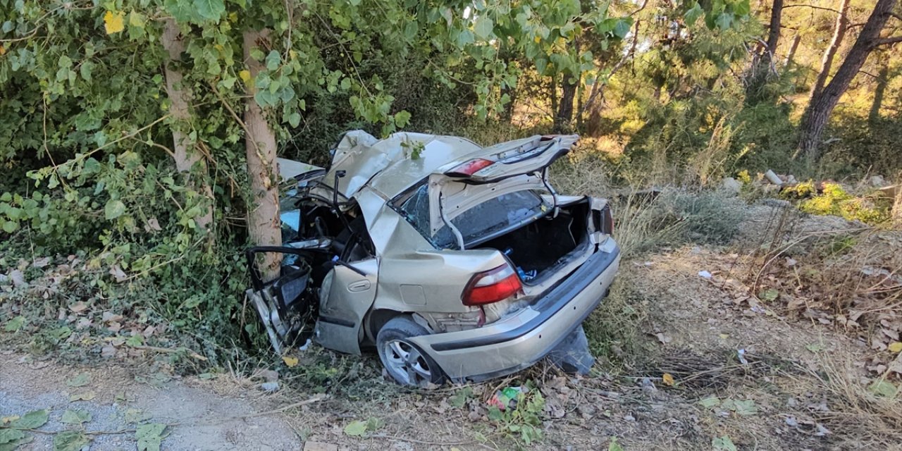 Antalya'da yoldan çıkan otomobil ağaca çarptı: 1 ölü, 1 yaralı