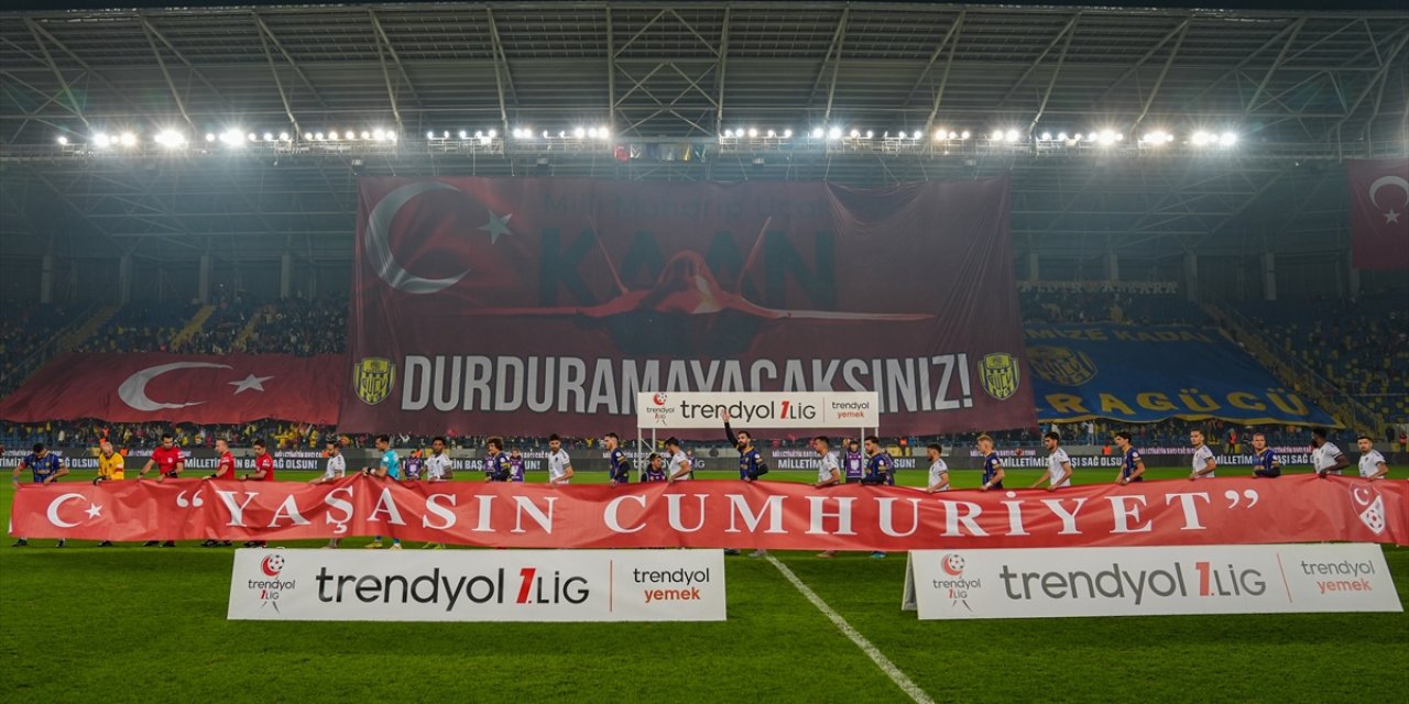 MKE Ankaragücü taraftarından TUSAŞ için anlamlı koreografi: "DURDURAMAYACAKSINIZ!"