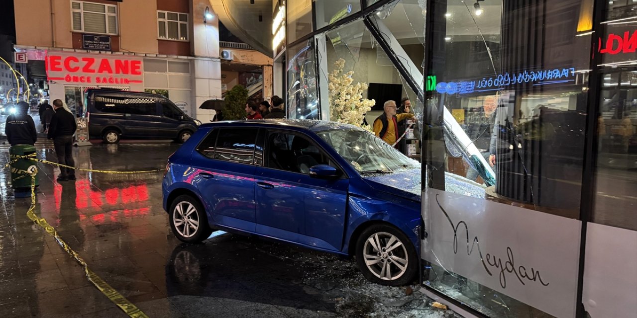 Rize'de otomobilin sosyal tesislere girdiği kazada binada hasar oluştu