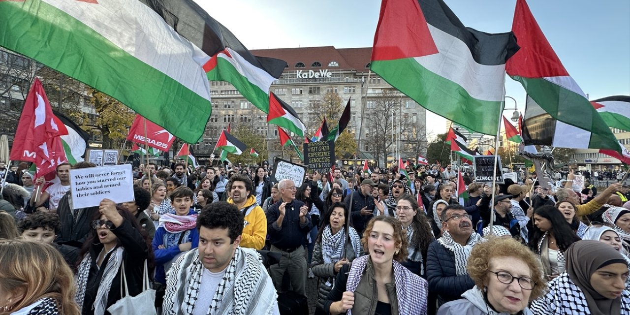 Berlin'de Filistin ve Lübnan'a destek gösterisinde çok sayıda protestocu gözaltına alındı