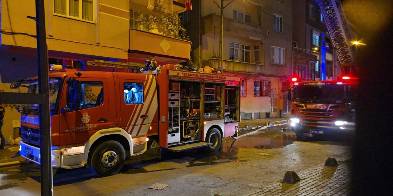 Küçükçekmece'de binanın çatı katında çıkan yangın söndürüldü