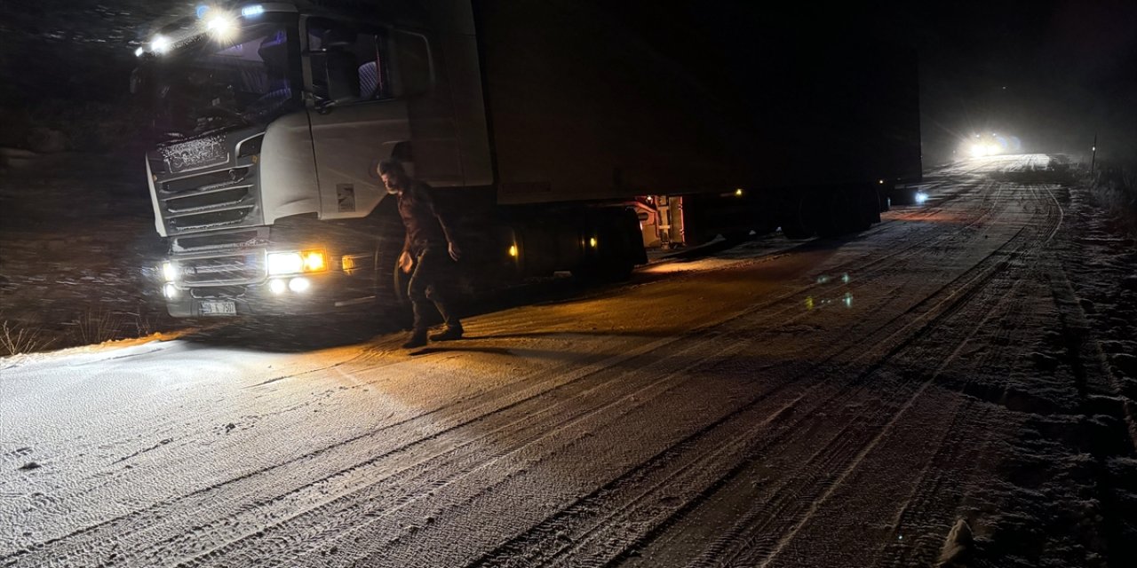 Ardahan'da kar ve buzlanma nedeniyle tırlar yolda kaldı