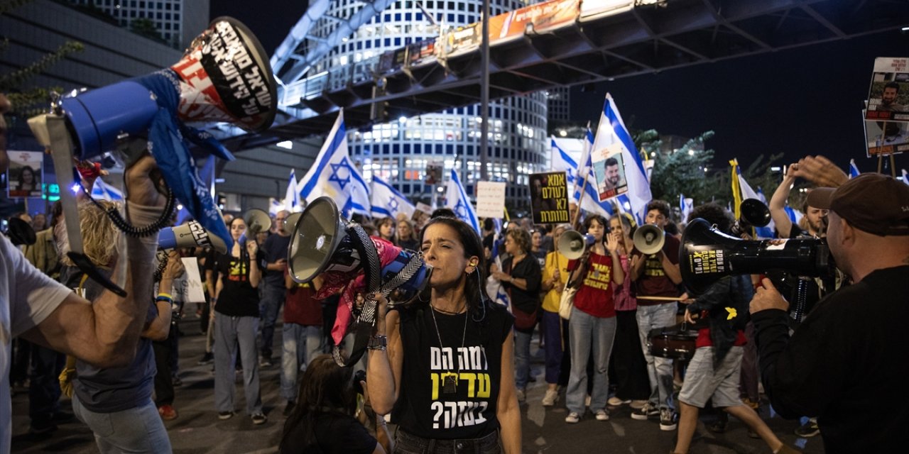 Gazze'deki esirlerin aileleri, Tel Aviv'de esir takası talebiyle gösteri düzenledi