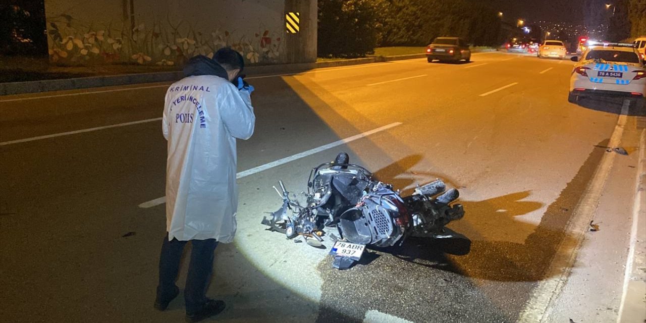 Karabük'te motosiklet ile motorlu bisikletin çarpıştığı kazada 1 kişi öldü, 2 kişi ağır yaralandı