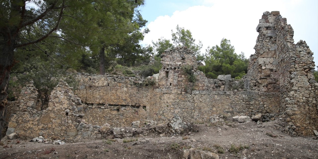 Syedra Antik Kenti'ndeki tiyatro gün yüzüne çıkarılıyor