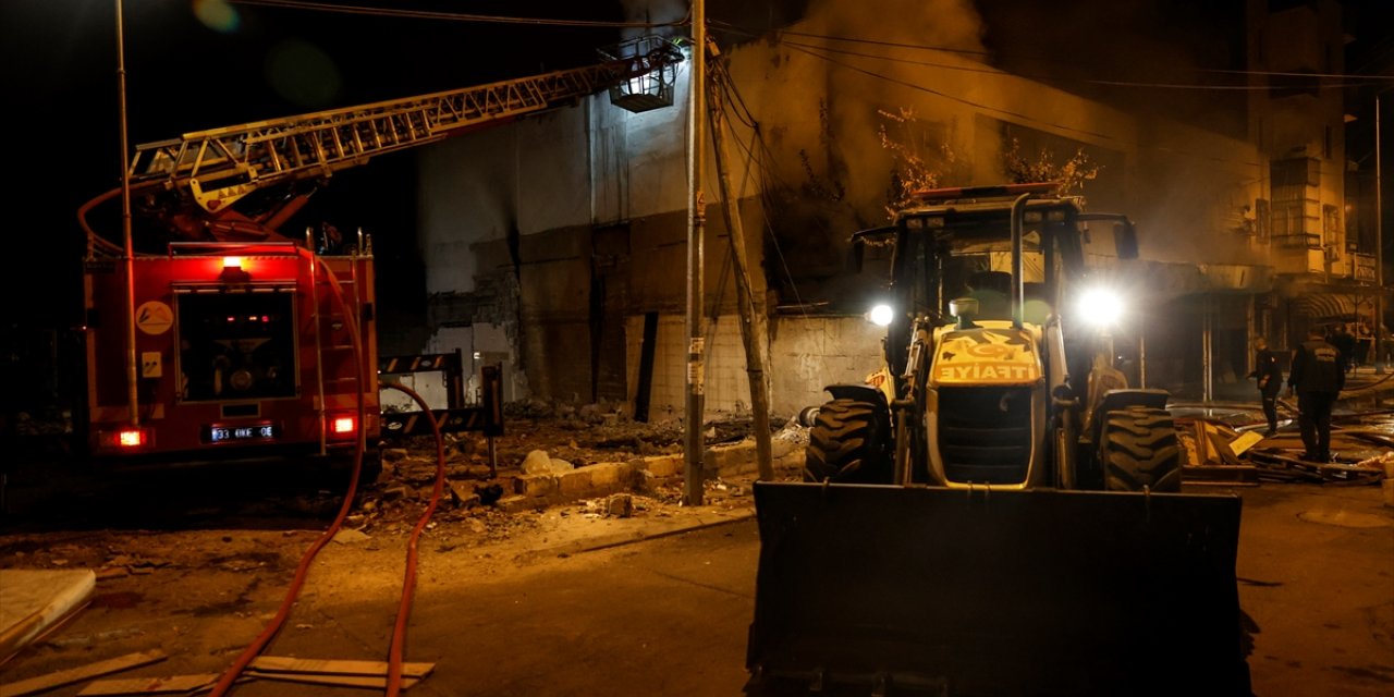 Mersin'de yatak ve baza üretilen atölye yanarak kullanılamaz hale geldi