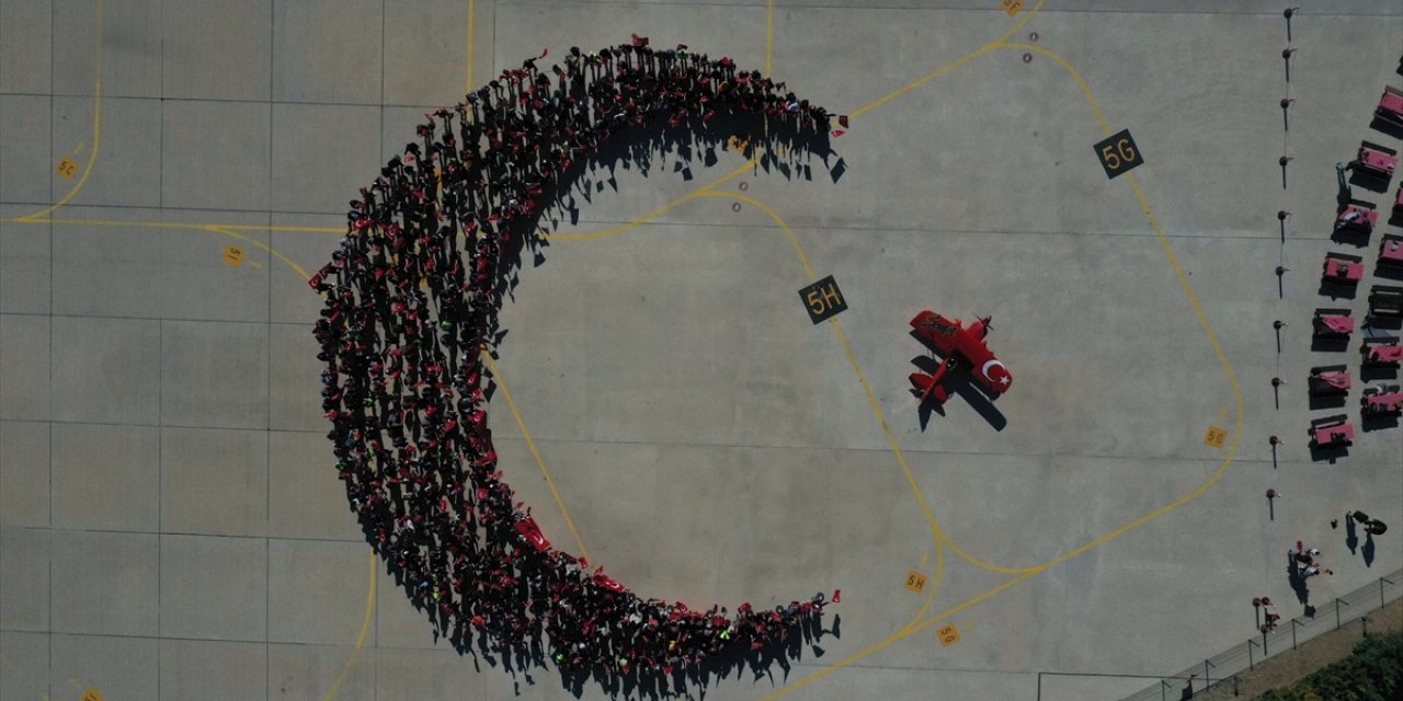 Kadın akrobasi pilotu cumhuriyetin 101. yaşını özel uçuşuyla kutladı