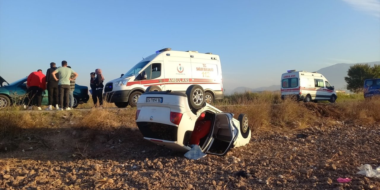 Manisa'da iki otomobilin çarpıştığı kazada 5 kişi yaralandı