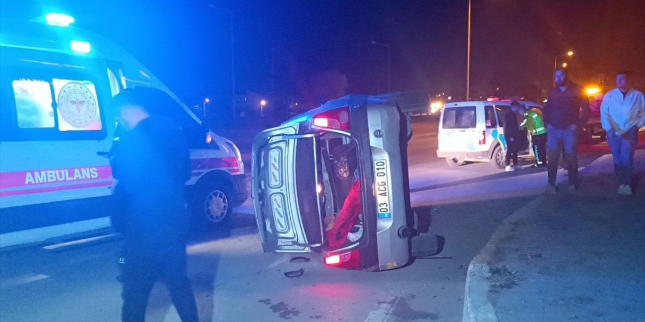 Afyonkarahisar'da otomobilin devrilmesi sonucu 5 kişi yaralandı