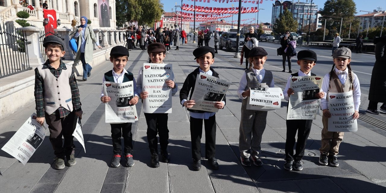 Sivas'ta öğrenciler Cumhuriyet'in ilanını duyuran temsili gazete dağıttı