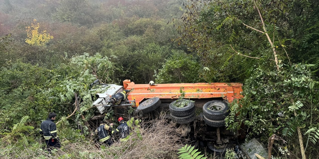 Kocaeli'de devrilen kamyonun sürücüsü yaralandı