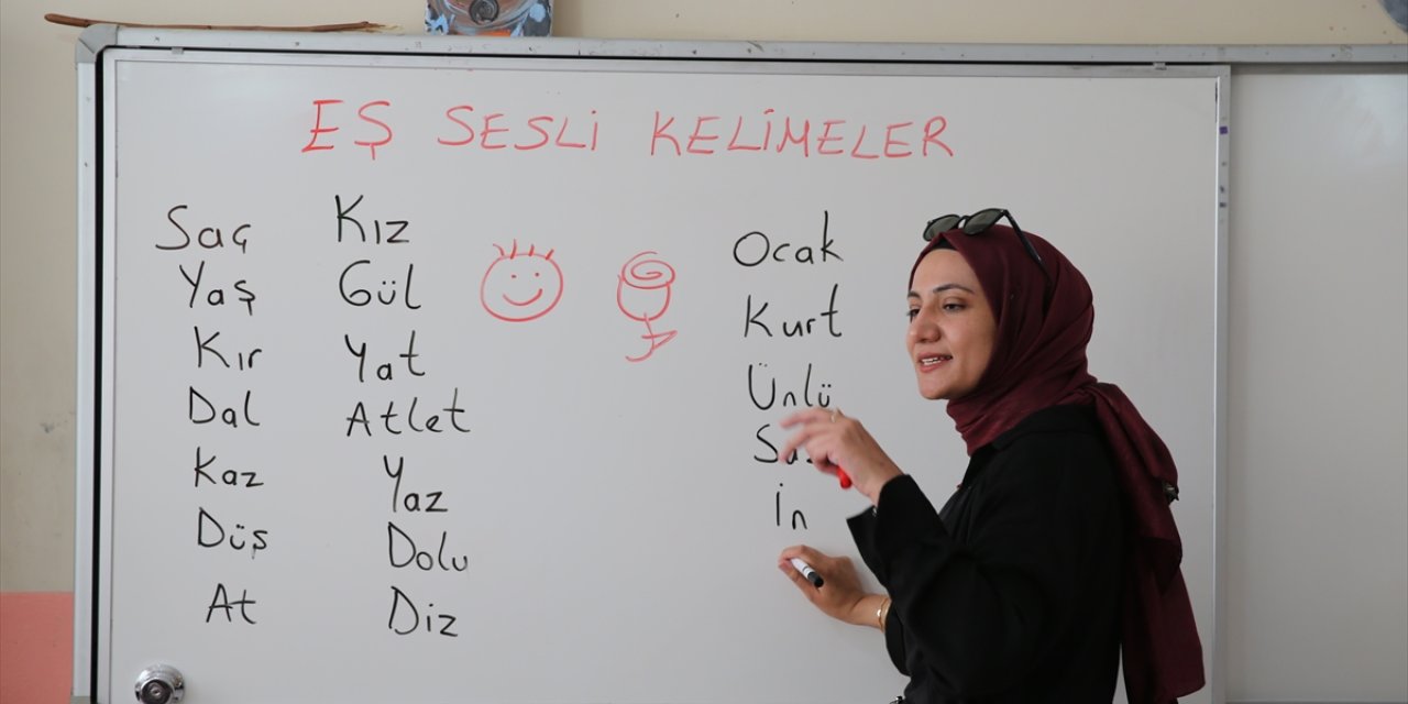 Eda öğretmen canlandırmalı eğitimlerle dersleri eğlenceli hale getiriyor