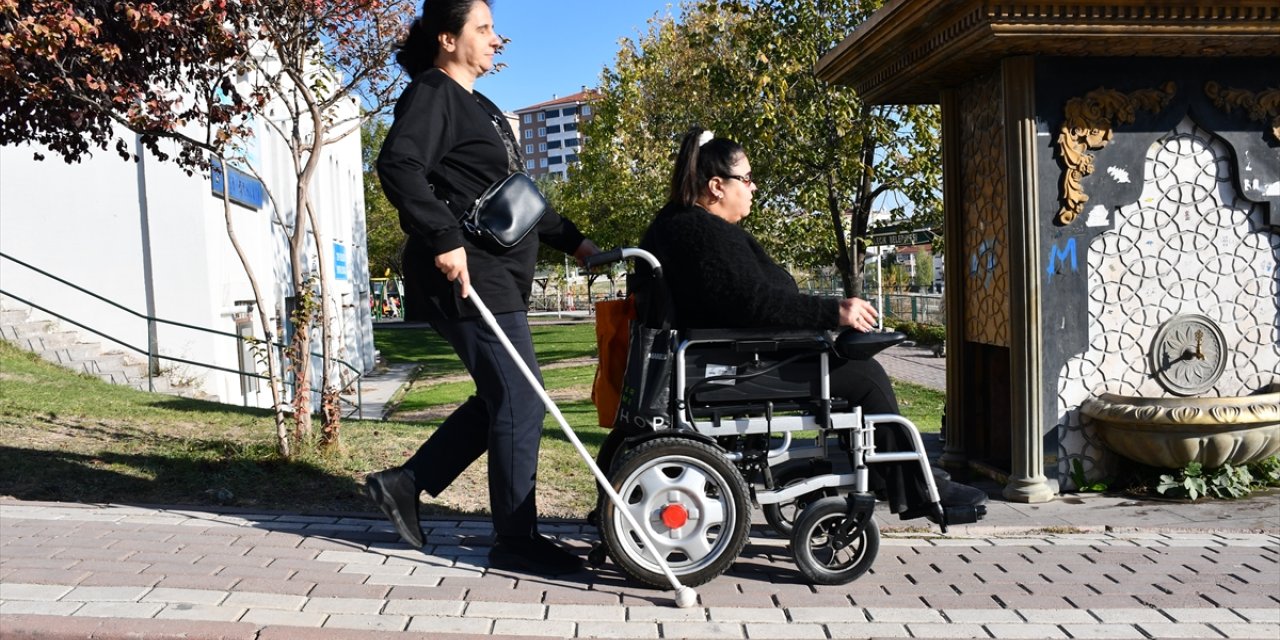 Görme ve yürüme engelli iki kadından örnek dayanışma