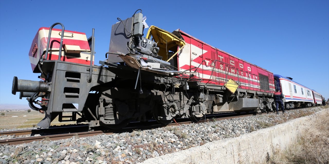 Muş'ta yolcu treninin beton pompasına çarpması sonucu 1 makinist öldü, 2 makinist yaralandı