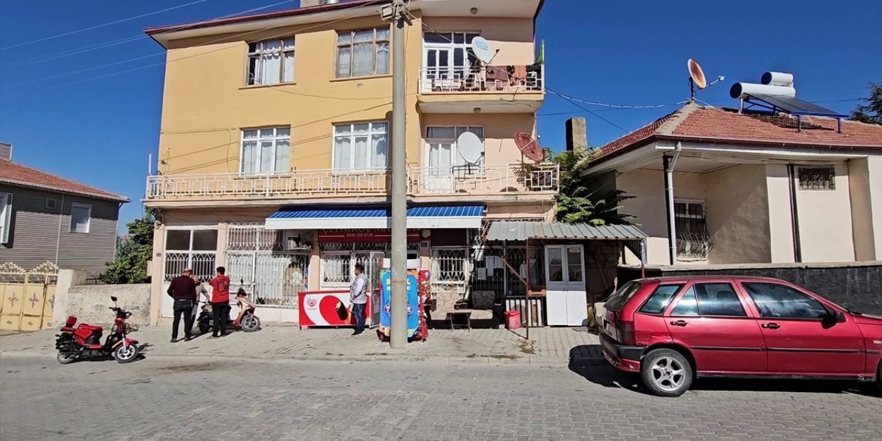 Konya'da bebeğin balkondan düşerek yaralanması güvenlik kamerasına yansıdı