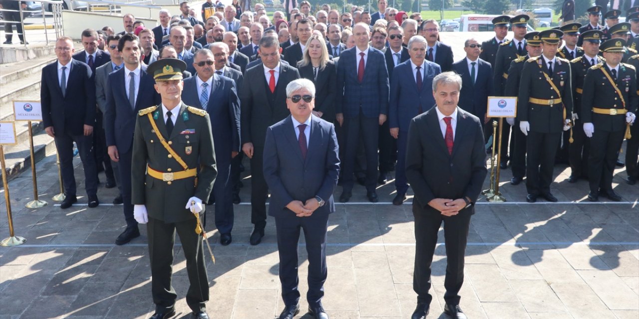 Doğu Marmara ve Batı Karadeniz'de Cumhuriyet Bayramı dolayısıyla çelenk sunma törenleri yapıldı